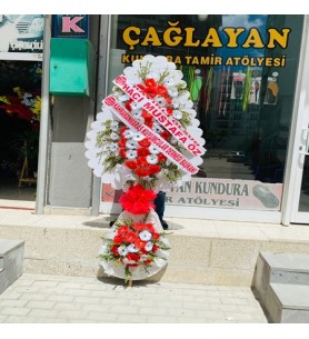 Çelenk Çiftli Yapay Beyaz Fon